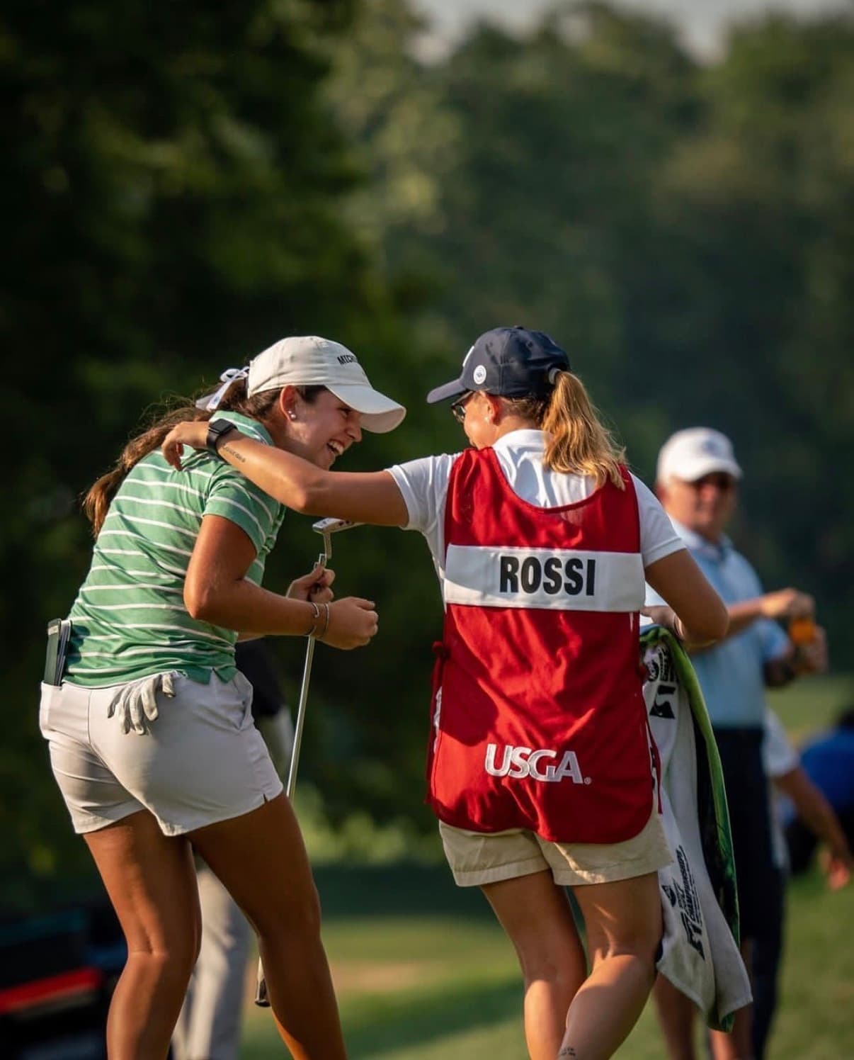 Maggie acompañando como caddie en USGA