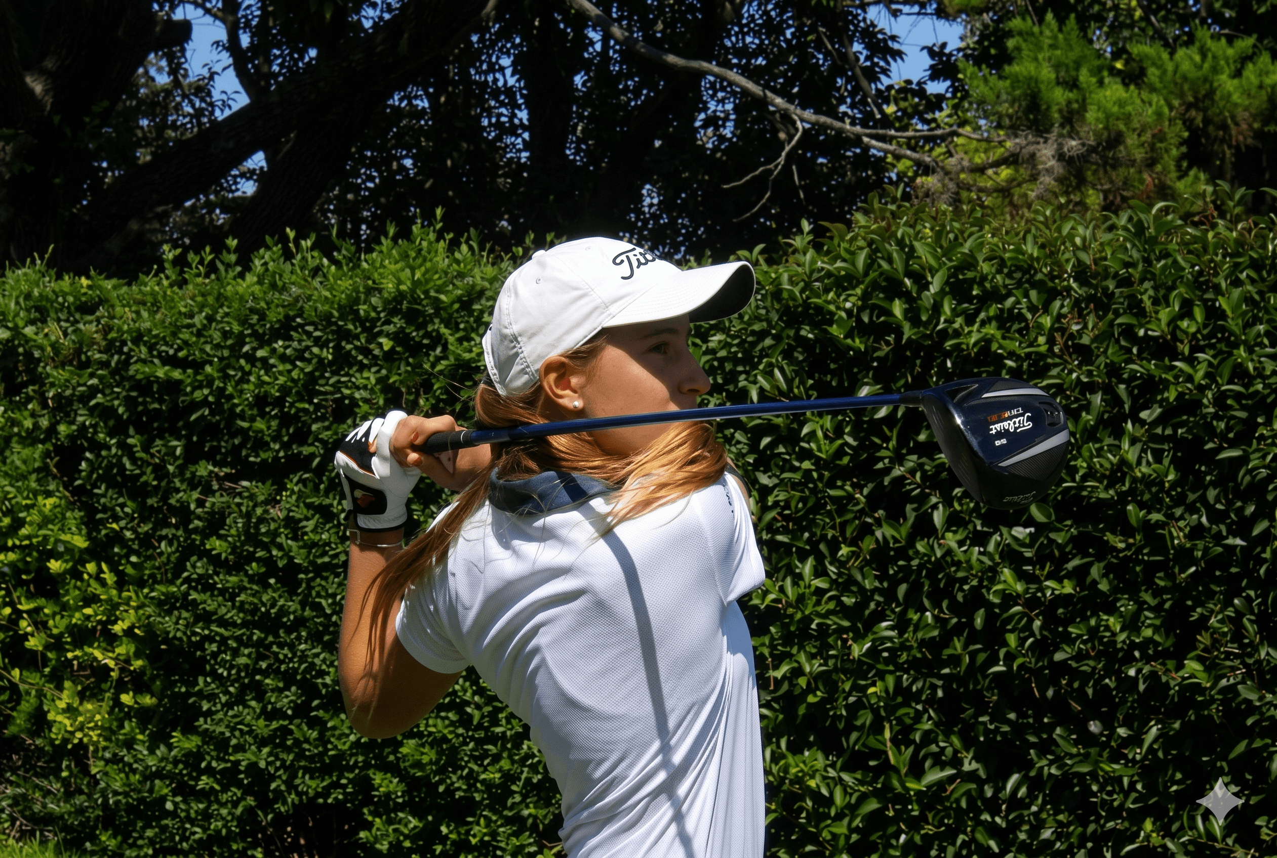 Maggie jugando — swing en cancha